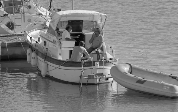 イタリア シチリア島 地中海 マリーナ ラグーザ ラグーザ州 10月2020 ポート内の豪華なヨット上の人々 — ストック写真