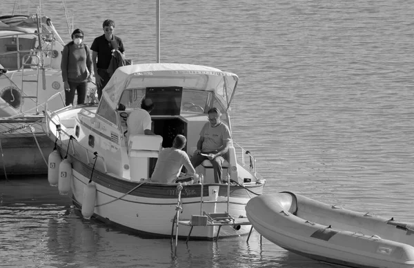 意大利 西西里 地中海 拉古萨港 拉古萨省 2020年10月21日 港口一艘豪华游艇上的乘客 Editorial — 图库照片