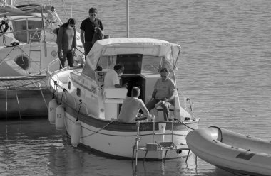 İtalya, Sicilya, Akdeniz, Marina di Ragusa (Ragusa Eyaleti); 21 Ekim 2020, limanda lüks bir yatta insanlar - EDITORIAL