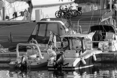 İtalya, Sicilya, Akdeniz, Marina di Ragusa (Ragusa Eyaleti); 22 Ekim 2020, insanlar, motorlu tekneler ve limanda lüks yatlar - EDITORIAL