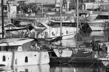 İtalya, Sicilya, Akdeniz, Marina di Ragusa (Ragusa Eyaleti); 27 Eylül 2020, limandaki insanlar ve lüks yatlar - EDITORIAL