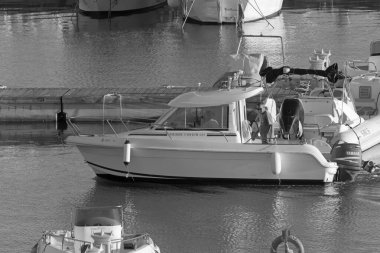 İtalya, Sicilya, Akdeniz, Marina di Ragusa (Ragusa Eyaleti); 22 Ekim 2020, limandaki bir motorlu tekne - EDITORIAL