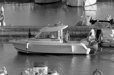 İtalya, Sicilya, Akdeniz, Marina di Ragusa (Ragusa Eyaleti); 22 Ekim 2020, limandaki bir motorlu tekne - EDITORIAL