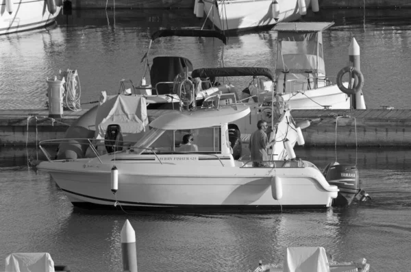Italien Sicilien Medelhavet Marina Ragusa Ragusaprovinsen Oktober 2020 Personer Motorbåt — Stockfoto