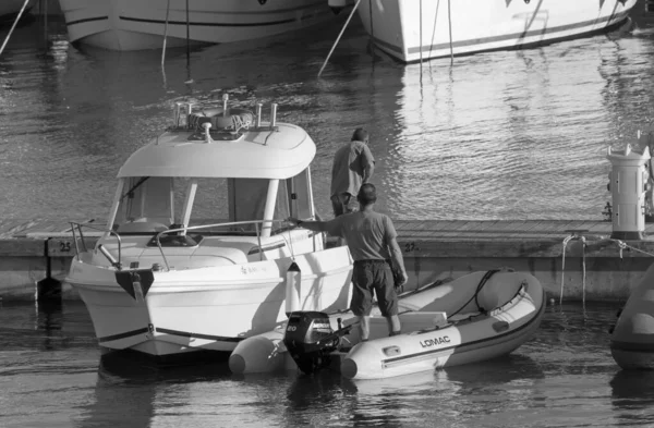 意大利 西西里 地中海 拉古萨海 拉古萨省 2020年10月22日 港口的一艘汽艇上的乘客 Editorial — 图库照片