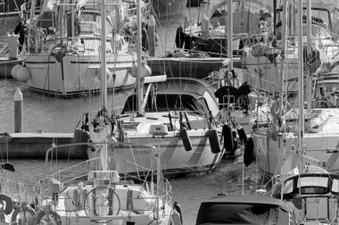 İtalya, Sicilya, Akdeniz, Marina di Ragusa (Ragusa Eyaleti); 25 Ekim 2020, limanda yelkenli tekneleri - EDITORIAL