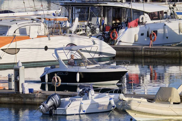 Italien Sicilien Medelhavet Marina Ragusa Ragusaprovinsen Oktober 2020 Man Motorbåt — Stockfoto
