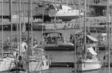 İtalya, Sicilya, Akdeniz, Marina di Ragusa (Ragusa ili); 24 Ekim 2020, limanda yelkenli tekneleri - EDITORIAL