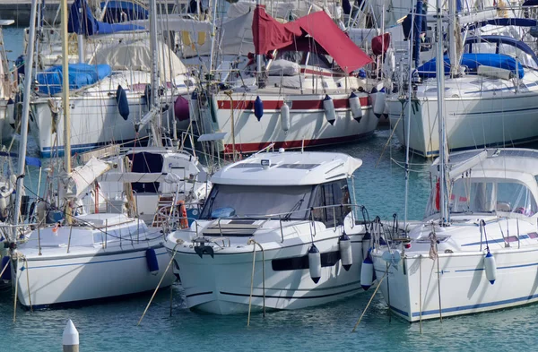 イタリア シチリア島 地中海 マリーナ ラグーザ ラグーザ州 10月2020 ポート内の高級ヨット Editorial — ストック写真