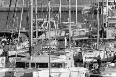 İtalya, Sicilya, Akdeniz, Marina di Ragusa (Ragusa ili); 25 Ekim 2020, limanda lüks yatlar - EDITORIAL