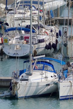 İtalya, Sicilya, Akdeniz, Marina di Ragusa (Ragusa ili); 26 Ekim 2020, limanda lüks yatlar - EDITORIAL