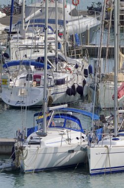 İtalya, Sicilya, Akdeniz, Marina di Ragusa (Ragusa ili); 26 Ekim 2020, limanda lüks yatlar - EDITORIAL