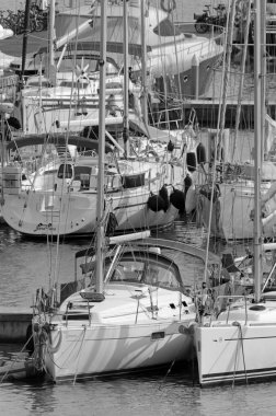 İtalya, Sicilya, Akdeniz, Marina di Ragusa (Ragusa ili); 26 Ekim 2020, limanda lüks yatlar - EDITORIAL