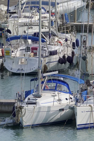 İtalya, Sicilya, Akdeniz, Marina di Ragusa (Ragusa ili); 26 Ekim 2020, limanda lüks yatlar - EDITORIAL