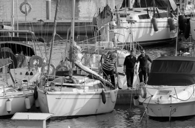 İtalya, Sicilya, Akdeniz, Marina di Ragusa (Ragusa Eyaleti); 26 Ekim 2020, limandaki insanlar ve lüks yatlar - EDITORIAL