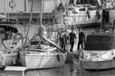 İtalya, Sicilya, Akdeniz, Marina di Ragusa (Ragusa Eyaleti); 26 Ekim 2020, limandaki insanlar ve lüks yatlar - EDITORIAL