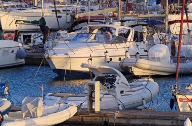 İtalya, Sicilya, Akdeniz, Marina di Ragusa (Ragusa ili); 27 Ekim 2020, gün batımında limanda motorlu tekne ve lüks yatlar - EDITORIAL