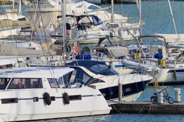 İtalya, Sicilya, Akdeniz, Marina di Ragusa (Ragusa ili); 27 Ekim 2020, limanda lüks yatlar - EDITORIAL