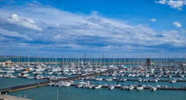 İtalya, Sicilya, Akdeniz, Marina di Ragusa (Ragusa Eyaleti); limanda motorlu tekneler ve lüks yatlar 