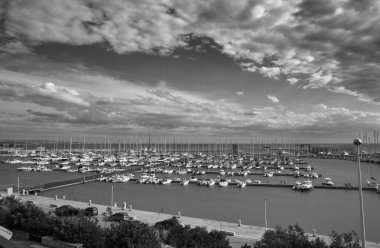 İtalya, Sicilya, Akdeniz, Marina di Ragusa (Ragusa Eyaleti); limanda motorlu tekneler ve lüks yatlar 