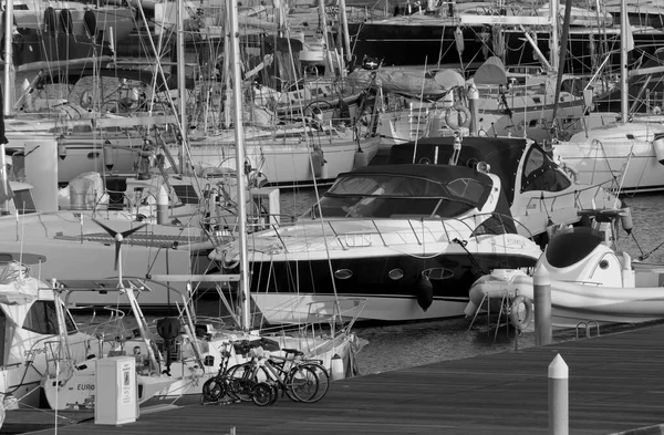 意大利 西西里 地中海 拉古萨港 拉古萨省 2020年10月27日 日落时港口的豪华游艇 Editorial — 图库照片