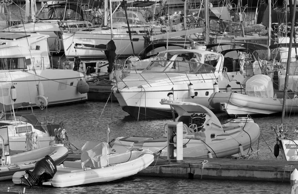 イタリア シチリア島 地中海 マリーナ ラグーザ ラグーザ州 10月2020 日没時に港のモーターボートや豪華ヨット Editorial — ストック写真