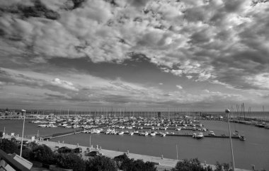 İtalya, Sicilya, Akdeniz, Marina di Ragusa (Ragusa Eyaleti); limanda motorlu tekneler ve lüks yatlar 