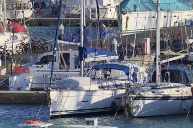 İtalya, Sicilya, Akdeniz, Marina di Ragusa (Ragusa Eyaleti); 28 Ekim 2020, limandaki insanlar ve lüks yatlar - EDITORIAL