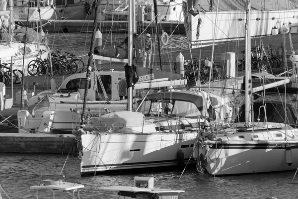 イタリア シチリア島 地中海 マリーナ ラグーザ ラグーザ州 2020年10月28日 港内の人々と豪華ヨット Editorial — ストック写真