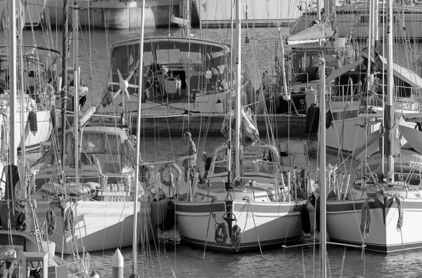 イタリア シチリア島 地中海 マリーナ ラグーザ ラグーザ州 2020年10月29日 港内の人々と帆船 Editorial — ストック写真