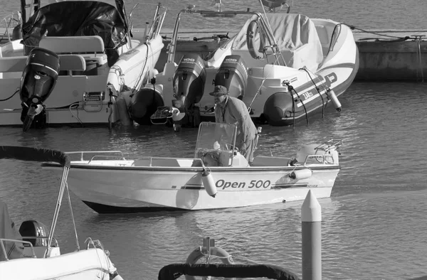 イタリア シチリア島 地中海 マリーナ ラグーザ ラグーザ州 10月2020 港のモーターボート上の漁師 編集部 — ストック写真