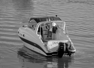 İtalya, Sicilya, Akdeniz, Marina di Ragusa (Ragusa Eyaleti); 1 Kasım 2020, limanda lüks bir yatta çift - EDITORIAL