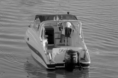 İtalya, Sicilya, Akdeniz, Marina di Ragusa (Ragusa Eyaleti); 1 Kasım 2020, limanda lüks bir yatta çift - EDITORIAL