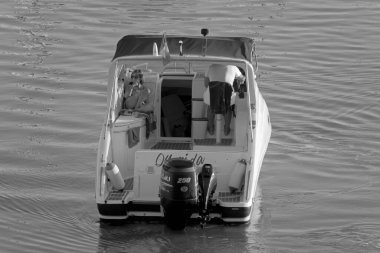 İtalya, Sicilya, Akdeniz, Marina di Ragusa (Ragusa Eyaleti); 1 Kasım 2020, limanda lüks bir yatta çift - EDITORIAL