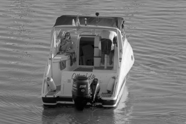 İtalya, Sicilya, Akdeniz, Marina di Ragusa (Ragusa Eyaleti); 1 Kasım 2020, limanda lüks bir yatta çift - EDITORIAL