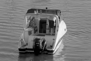 İtalya, Sicilya, Akdeniz, Marina di Ragusa (Ragusa Eyaleti); 1 Kasım 2020, limanda lüks bir yatta çift - EDITORIAL