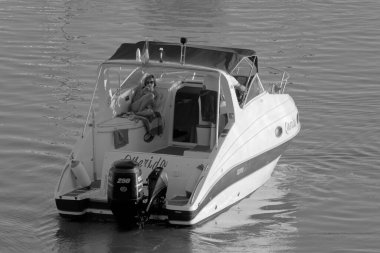 İtalya, Sicilya, Akdeniz, Marina di Ragusa (Ragusa Eyaleti); 1 Kasım 2020, limanda lüks bir yatta çift - EDITORIAL