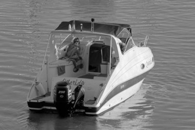 İtalya, Sicilya, Akdeniz, Marina di Ragusa (Ragusa Eyaleti); 1 Kasım 2020, limanda lüks bir yatta çift - EDITORIAL