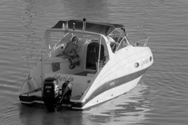 İtalya, Sicilya, Akdeniz, Marina di Ragusa (Ragusa Eyaleti); 1 Kasım 2020, limanda lüks bir yatta çift - EDITORIAL