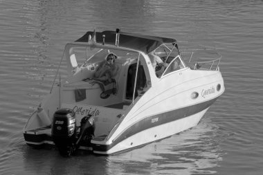 İtalya, Sicilya, Akdeniz, Marina di Ragusa (Ragusa Eyaleti); 1 Kasım 2020, limanda lüks bir yatta çift - EDITORIAL