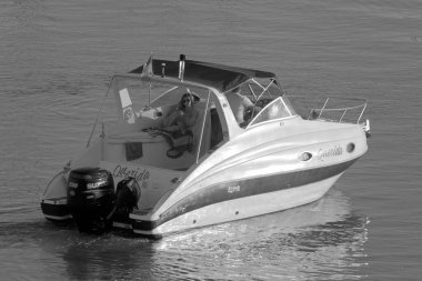 İtalya, Sicilya, Akdeniz, Marina di Ragusa (Ragusa Eyaleti); 1 Kasım 2020, limanda lüks bir yatta çift - EDITORIAL