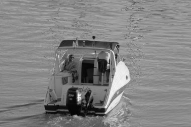 İtalya, Sicilya, Akdeniz, Marina di Ragusa (Ragusa Eyaleti); 1 Kasım 2020, limanda lüks bir yatta çift - EDITORIAL