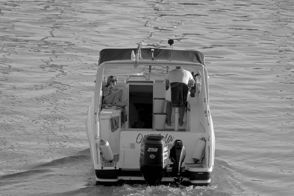 イタリア シチリア島 地中海 マリーナ ラグーザ ラグーザ州 11月2020 ポート内の豪華ヨットでカップル 編集部 — ストック写真