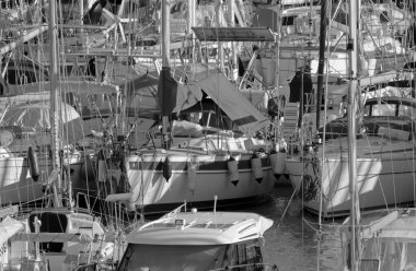 İtalya, Sicilya, Akdeniz, Marina di Ragusa (Ragusa ili); 3 Ekim 2020, limanda lüks yatlar - EDITORIAL