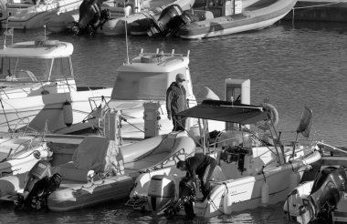 İtalya, Sicilya, Akdeniz, Marina di Ragusa (Ragusa Eyaleti); 3 Ekim 2020, limandaki insanlar, motorlu tekneler ve lüks yatlar - EDITORIAL