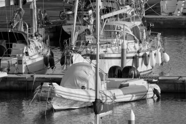 Taly, Sicilya, Akdeniz, Marina di Ragusa (Ragusa Eyaleti); 4 Kasım 2020, limanda motorlu tekneler ve lüks yatlar - EDITORIAL