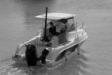 İtalya, Sicilya, Akdeniz, Marina di Ragusa (Ragusa Eyaleti); 5 Ekim 2020, limandaki bir motorlu tekne - EDITORIAL