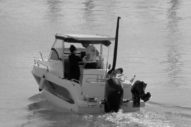 İtalya, Sicilya, Akdeniz, Marina di Ragusa (Ragusa Eyaleti); 5 Ekim 2020, limandaki bir motorlu tekne - EDITORIAL