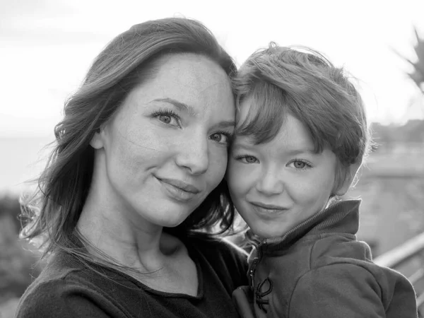 Italien Sizilien Porträt Einer Mutter Mit Ihrem Jährigen Sohn — Stockfoto