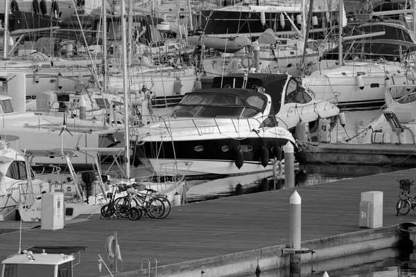 意大利 西西里 地中海 拉古萨海 拉古萨省 2020年11月7日 日落时港口的豪华游艇 Editorial — 图库照片